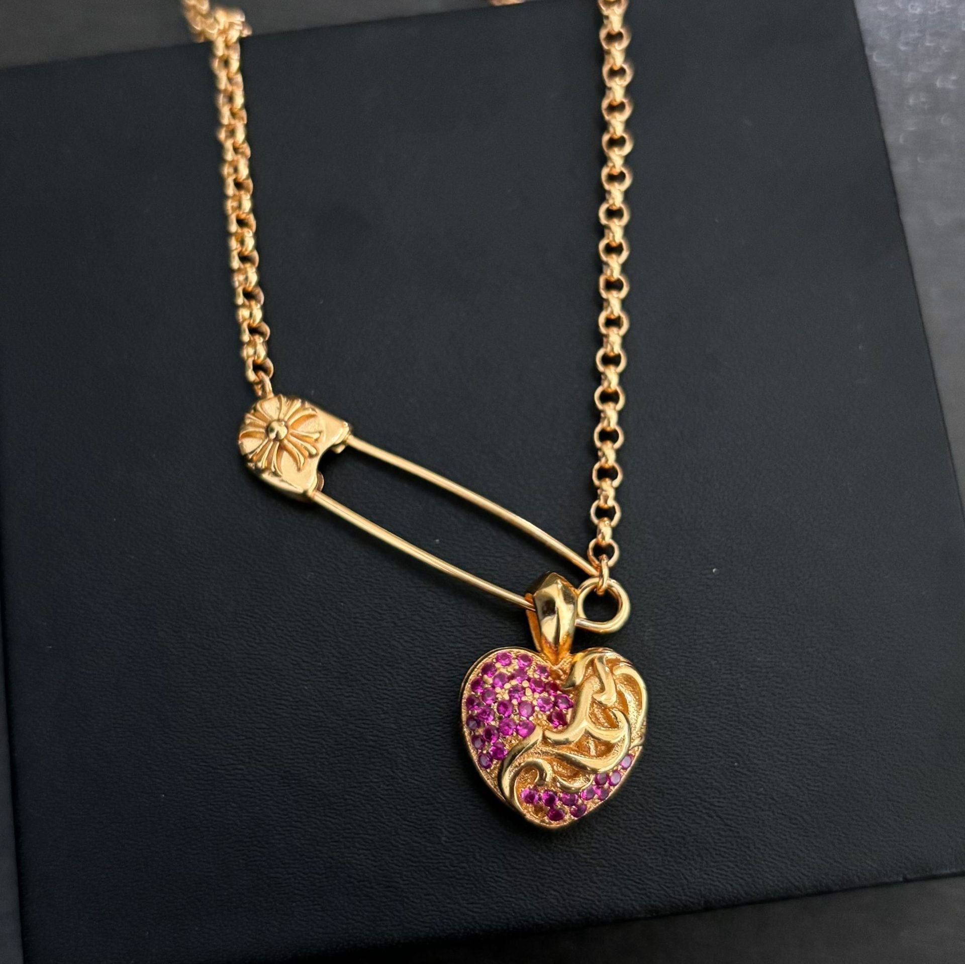Chrome Hearts diamond-studded versatile heart pendant